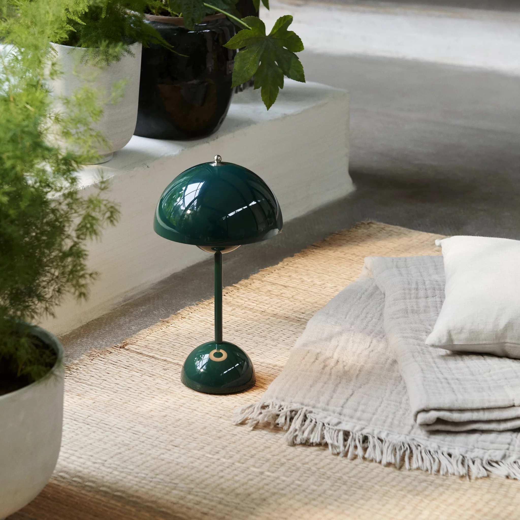Choosing a Table Lamp in Green Color