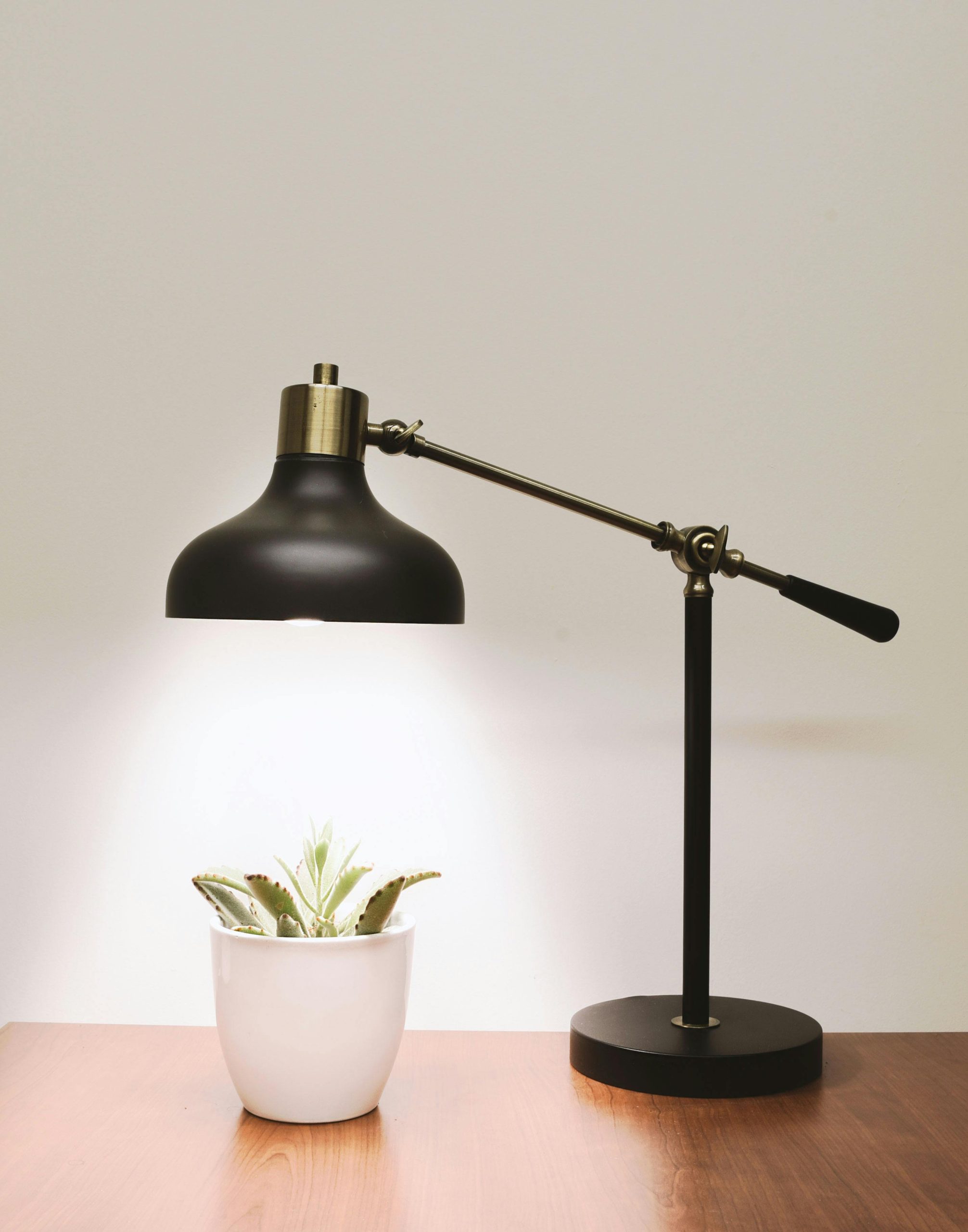 Add a Table Lamp With Dimming Technology to Your Decor